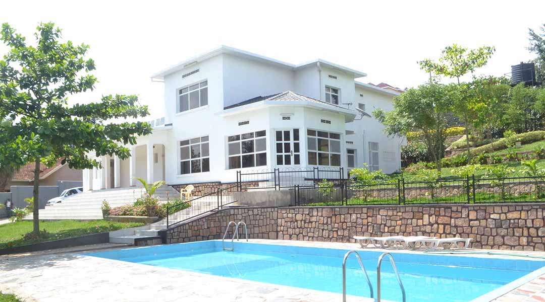 1.A villa with a pool for rent in Nyarutarama..